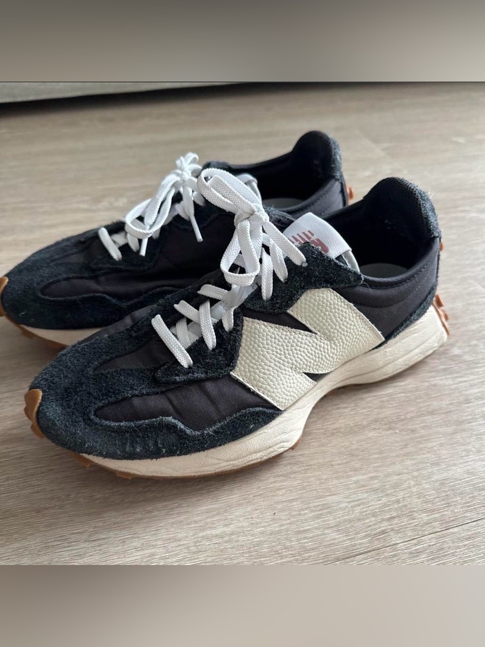 New Balance 327 women’s sneaker